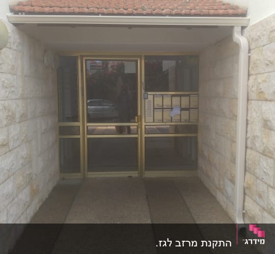 גג רעפים אדום מעל כניסה לבניין